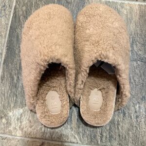 Size 6 Intentionally Blank Apres Cozy Tan Fuzzy Slippers